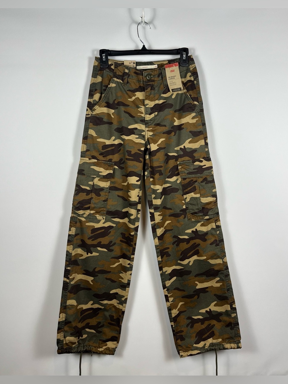 Levi’s 94 Baggy Camo Cargo Pants Women’s Size 24 Inseam 30” NWT
